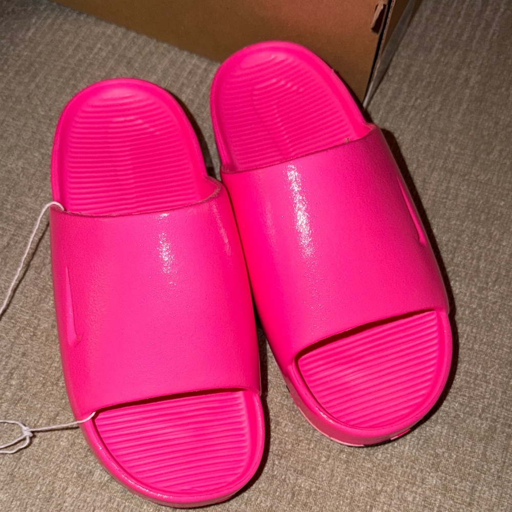 The A'ja Wilson x Nike Calm Slide Hyper Pink NIB - Picture 5 of 6